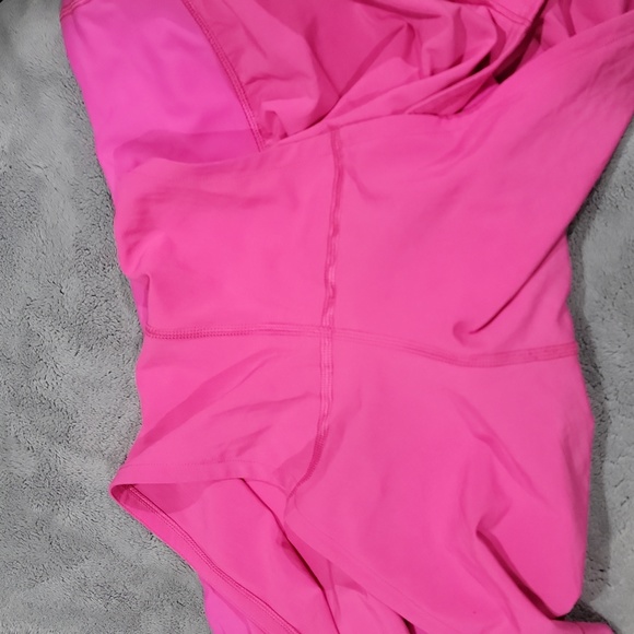 NEW LISTING! GUC! SONIC PINK SPEED UP LULULEMON LINED 2.5" SHORTS - Picture 3 of 5